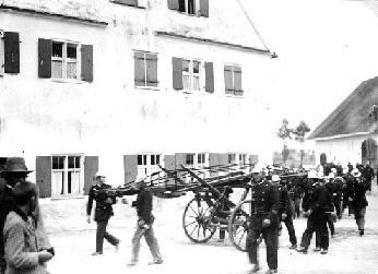 Übung mit der Schubleiter bei der Sägemühle Schaflitzel, Batzenhofen