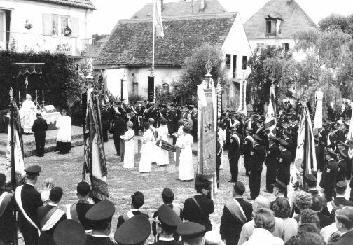 Festgottesdienst mit Fahnenweihe beim 90-jährigen Gründungsjubiläum der Freiwilligen Feuerwehr Batzenhofen